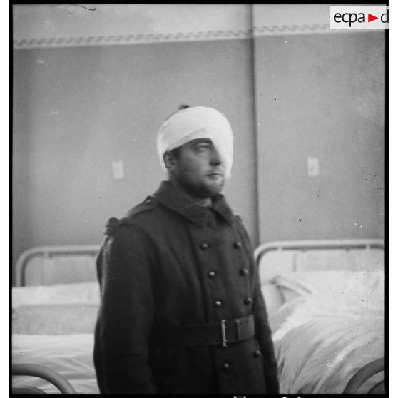 Portrait d'un chasseur du 13e BCP portant un pansement au visage.