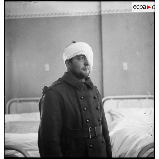 Portrait d'un chasseur du 13e BCP portant un pansement au visage.