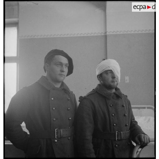 Portrait de deux chasseurs du 13e BCP dont l'un des deux porte un pansement au visage.