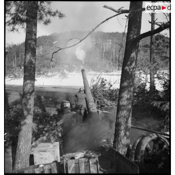 Tir d'une pièce de 155 mm GPF de la 5e armée, mise en batterie à la lisère d'un bois en Alsace.