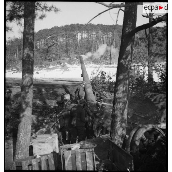Tir d'une pièce de 155 mm GPF de la 5e armée, mise en batterie à la lisère d'un bois en Alsace.