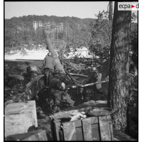 Tir d'une pièce de 155 mm GPF de la 5e armée, mise en batterie à la lisère d'un bois en Alsace.