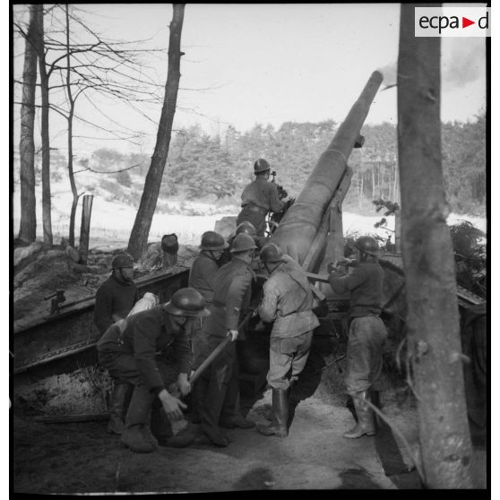 Tir d'une pièce de 155 mm GPF de la 5e armée, mise en batterie à la lisère d'un bois en Alsace.