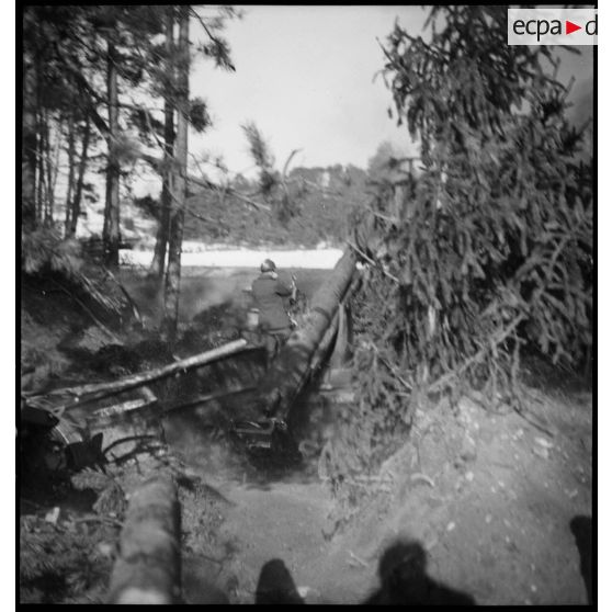 Tir d'une pièce de 155 mm GPF de la 5e armée, mise en batterie à la lisère d'un bois en Alsace.
