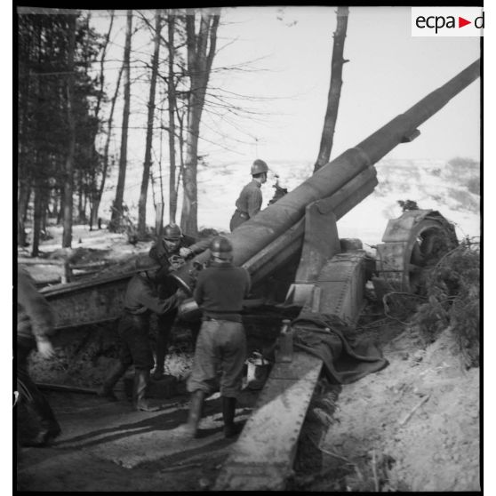 Tir d'une pièce de 155 mm GPF de la 5e armée, mise en batterie à la lisère d'un bois en Alsace.