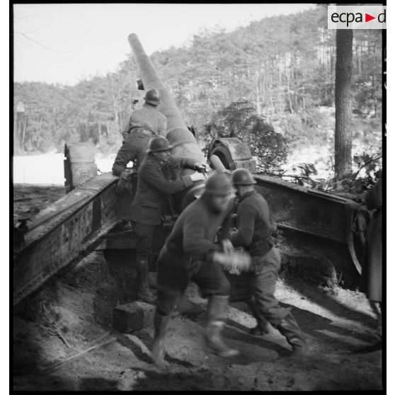 Tir d'une pièce de 155 mm GPF de la 5e armée, mise en batterie à la lisère d'un bois en Alsace.