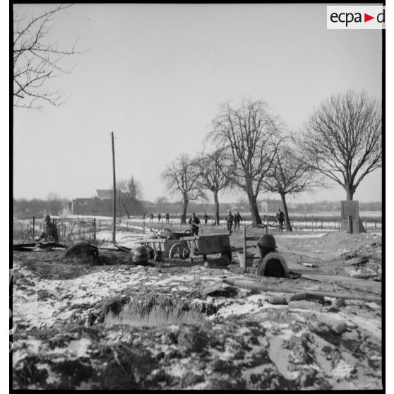 Des soldats creusent des tranchées dans le secteur de la 5e armée.