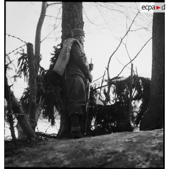 Une sentinelle de la 5e armée est photographiée en pied.