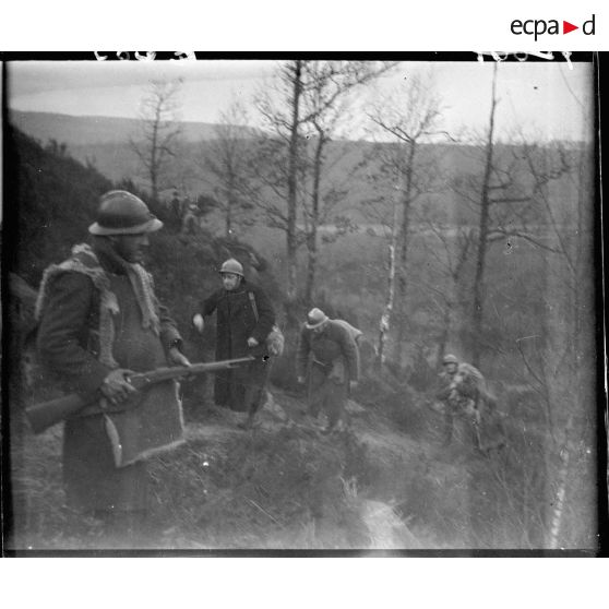 Des soldats de la 5e armée progressent sur un sentier en pente.