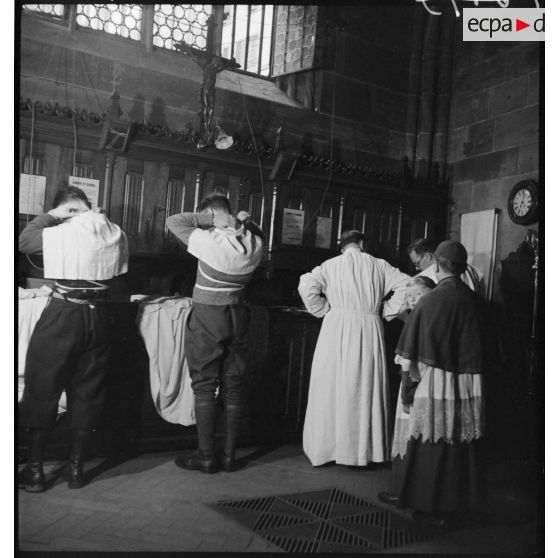 Des prêtres se préparent à la messe dans la sacristie de la cathédrale de Strasbourg.