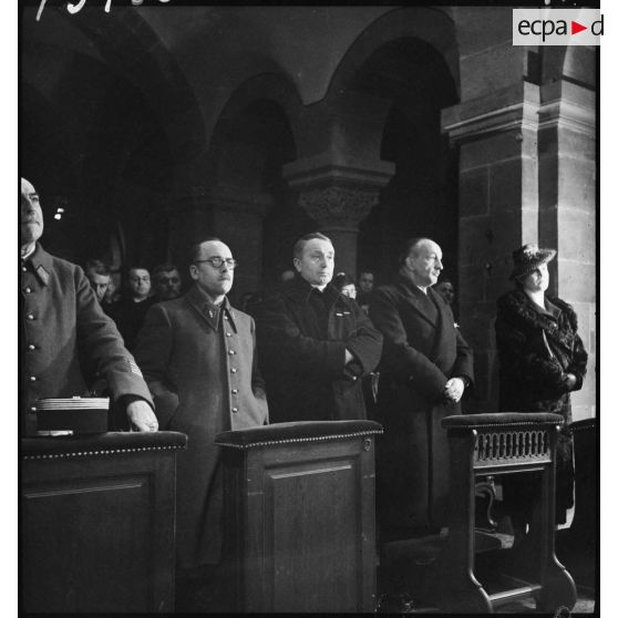 Photographie de groupe des fidèles lors de la cérémonie religieuse à l'intérieur de la cathédrale de Strasbourg.