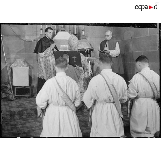 Cérémonie d'ordination de prêtres mobilisés au sein de la 5e armée dans la cathédrale de Strasbourg.