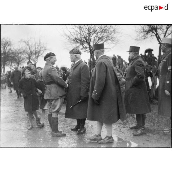 Le général Bourret, commandant la 5e armée, serre la main du général de division Lestien, commandant la 28e DIA.