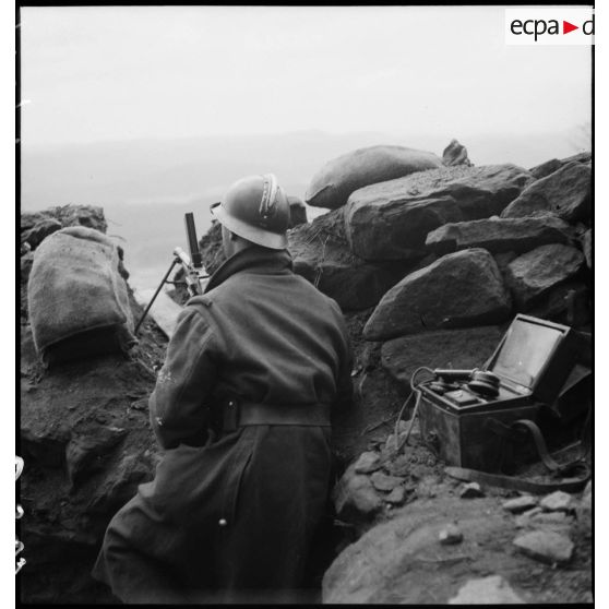 Un soldat de la 5e armée sert un FM 24/29.