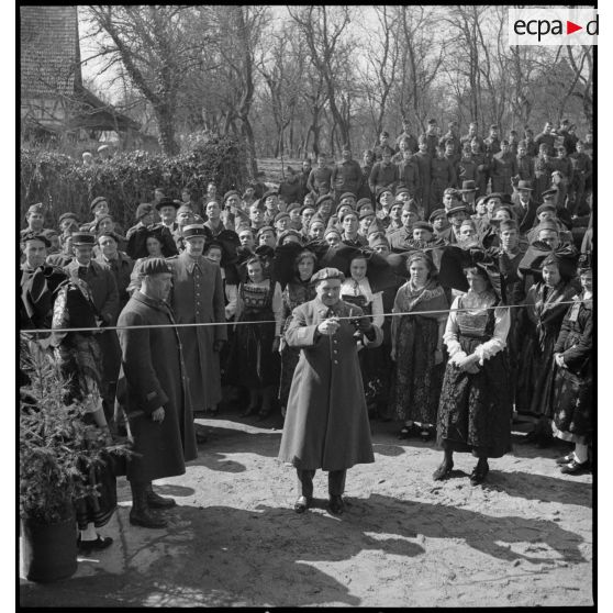 Un colonel d'un régiment de forteresse de la 5e armée coupe le ruban lors de l'inauguration d'un foyer.