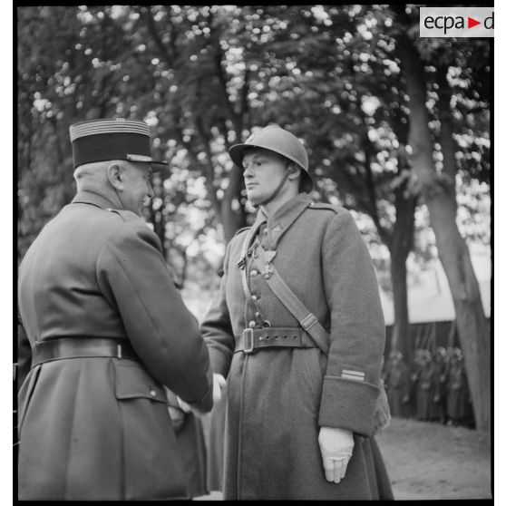 Remise de décoration par un colonel à un officier subalterne.