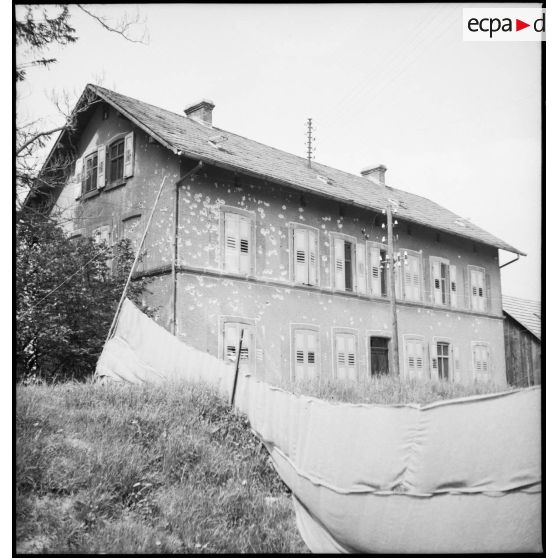 Plan général d'une maison criblée d'impacts dans le secteur de la 5e armée.