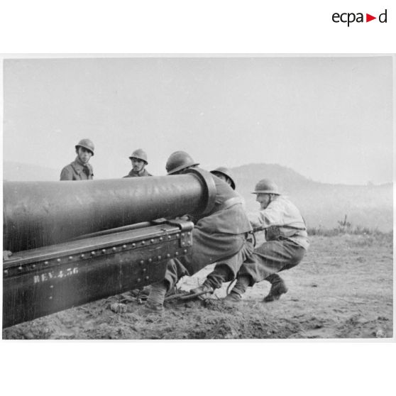 Des servants de la 5e armée tirent une pièce de 155 mm court M1915/17.