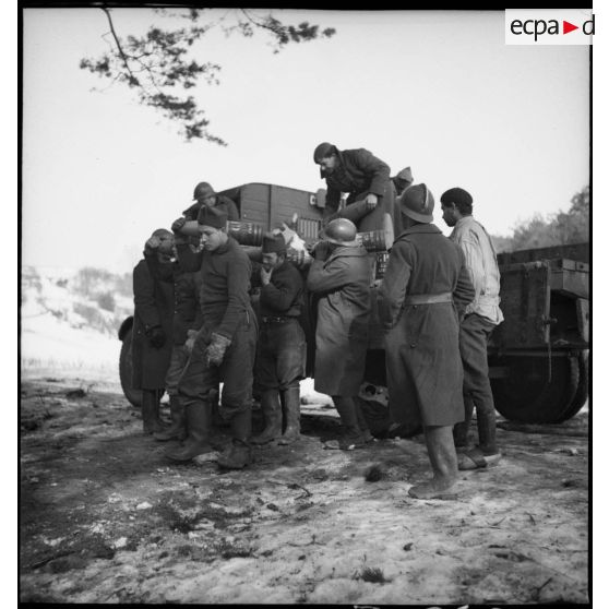 Des artilleurs de la 5e armée déchargent des obus d'un camion.