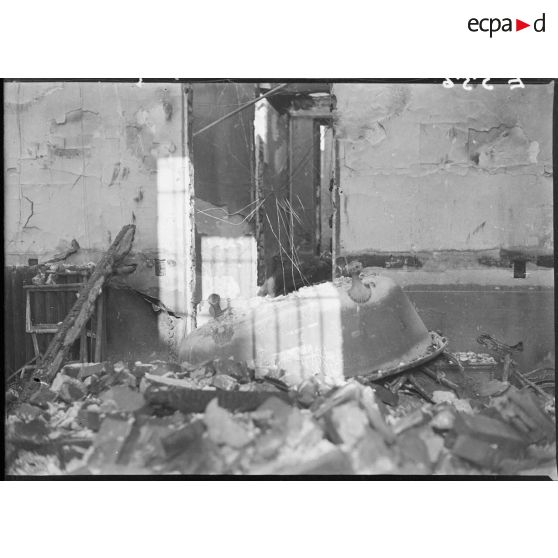 Une maison détruite par un bombardement dans le secteur de la 5e armée.