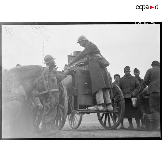 Un soldat de la 5e armée distribue de la soupe à partir d'une cuisine roulante.