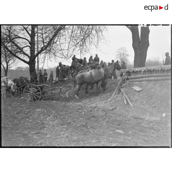 Après le travail aux champs des soldats de la 5e armée perçoivent leur repas à une cuisine roulante sur une route.