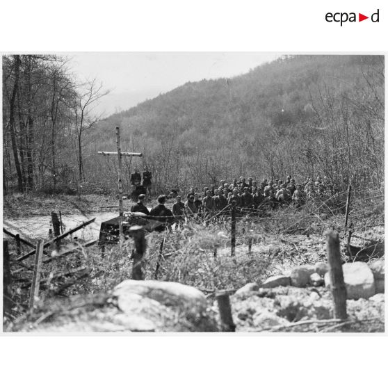 Des soldats de la 5e armée assistent à une messe en plein air près d'un ouvrage de la ligne Maginot.
