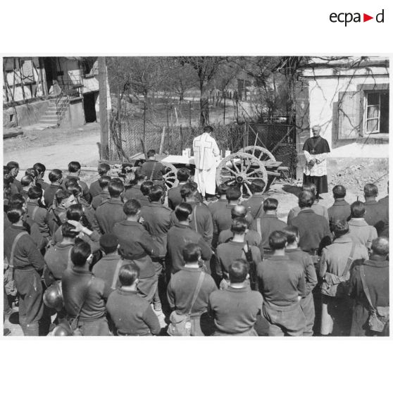 Des soldats de la 5e armée assistent à une messe en plein air dans un village alsacien.