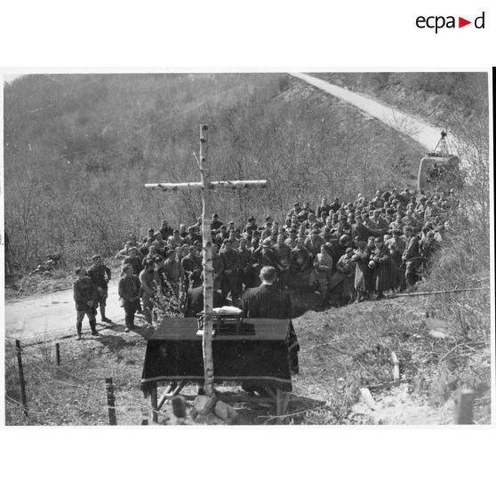 Des soldats de la 5e armée assistent à une messe en plein air près d'un ouvrage de la ligne Maginot.