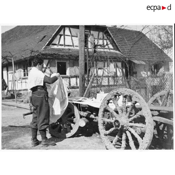 Des soldats de la 5e armée assistent à une messe en plein air dans un village alsacien.