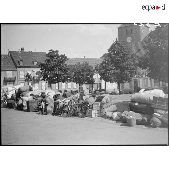 Plan général des fardeaux de réfugiés amassés sur la place d'un village du Bas-Rhin, secteur de la 5e armée.