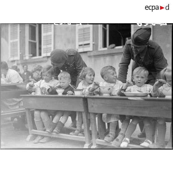 Enfants évacués en mai 1940 rassemblés dans la cour d'une école communale du Bas-Rhin.