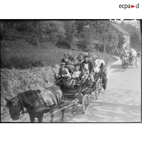 Colonne de charrettes transportant des réfugiés dans le secteur de la 5e armée.
