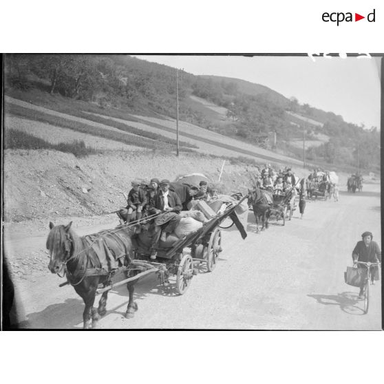 Un groupe de réfugiés dans une charrette roule sur une route du Bas-Rhin dans le secteur de la 5e armée.