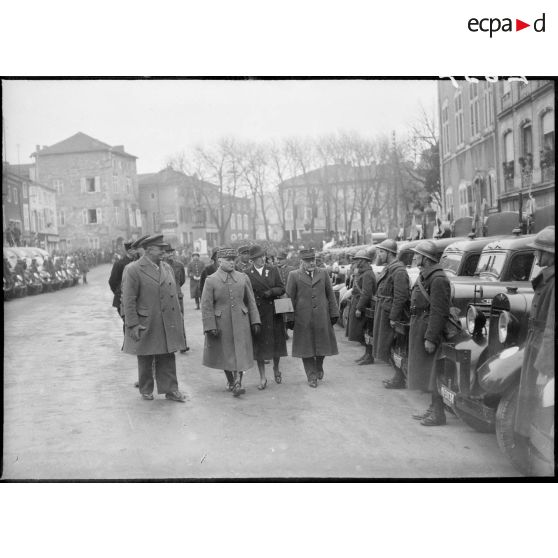 Le général d'armée Réquin passe en revue les ambulances de la SSBM qui viennent d'arriver à Vic-sur-Seille.