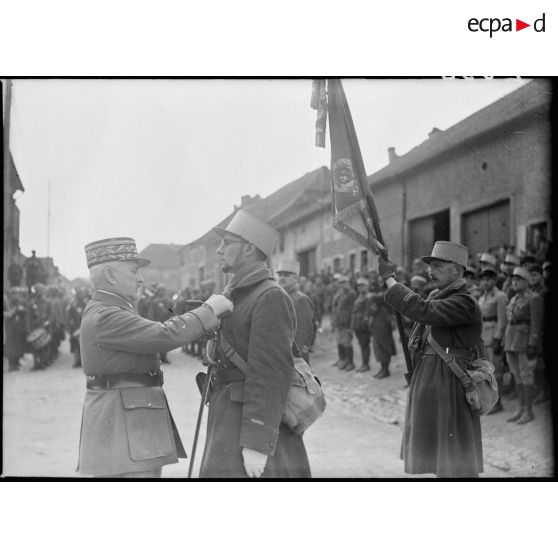 Le général d'armée Réquin décore le sous-lieutenant Pillot de la légion d'honneur qui s'est illustré lors de la défense du 4e RTM entre le 2 mai et le 4 mai 1940 face aux attaques allemandes dans le secteur de la Sarre au sud-ouest de Sarreguemines.