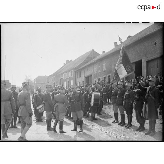 Le général d'armée Réquin passe en revue les troupes du 4e RTM à Guébenhouse.