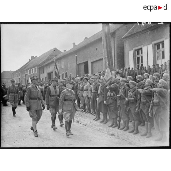 Le général d'armée Réquin passe en revue les troupes du 4e RTM à Guébenhouse.