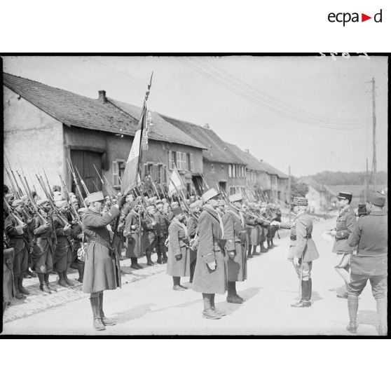 Le général d'armée Réquin décore le sous-lieutenant Pillot et le sergent-chef Thouvenot du 4e RTM.