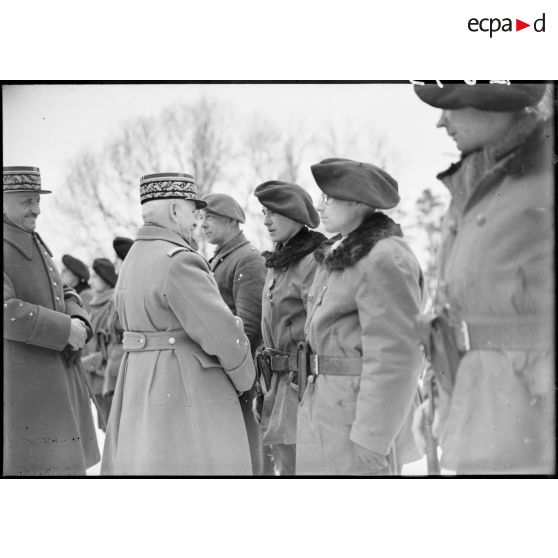 Le général d'armée Réquin décore des chasseurs de la 4e armée.