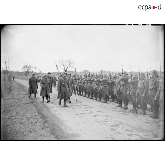 Une revue de troupes de la 4e armée sur une route de Moselle.
