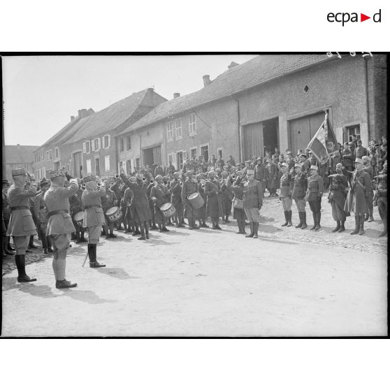 Le général d'armée Réquin salue le drapeau du 4e RTM à Guébenhouse lors d'une prise d'armes.