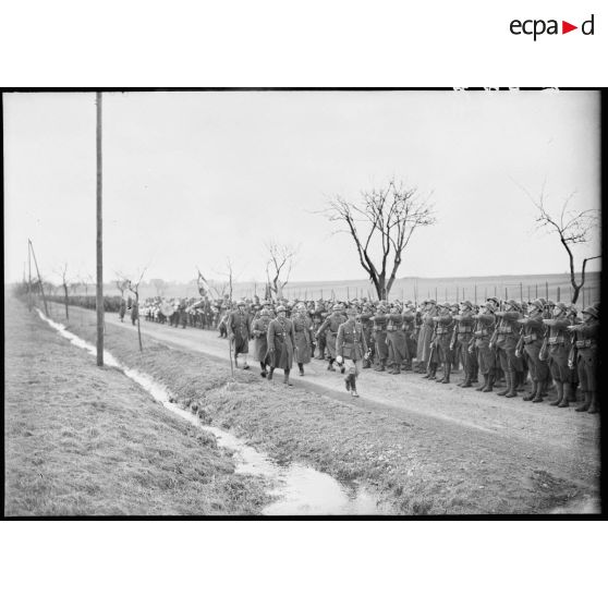 Une revue de troupes de la 4e armée sur une route de Moselle.