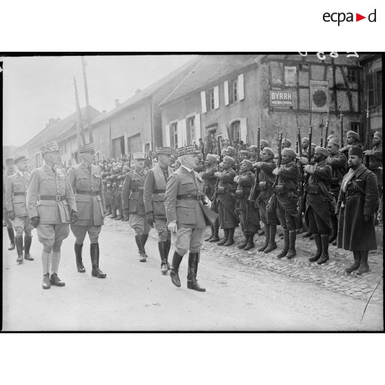 Le général d'armée Réquin passe en revue les troupes du 4e RTM à Guébenhouse.