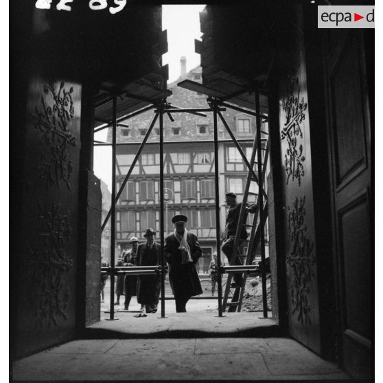 Les portes d'entrée de la cathédrale de Strasbourg photographiées de l'intérieur vers l'extérieur.