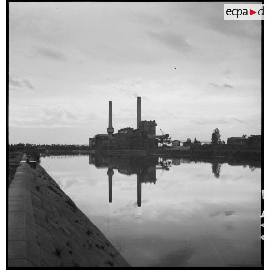 A Strasbourg, plan général d'une usine en bordure du Rhin.