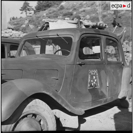 Plan moyen de trois quarts avant d'une Citroën Traction 11 BL de la 40e DBAF.