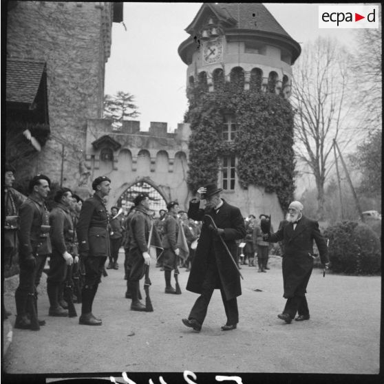 Un piquet d'honneur de chasseurs lors d'une visite de personnalités politiques dans le secteur de la 6e armée.