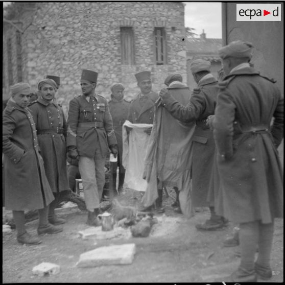Des tirailleurs de la 6e armée sont photographiés près d'un feu de camp.