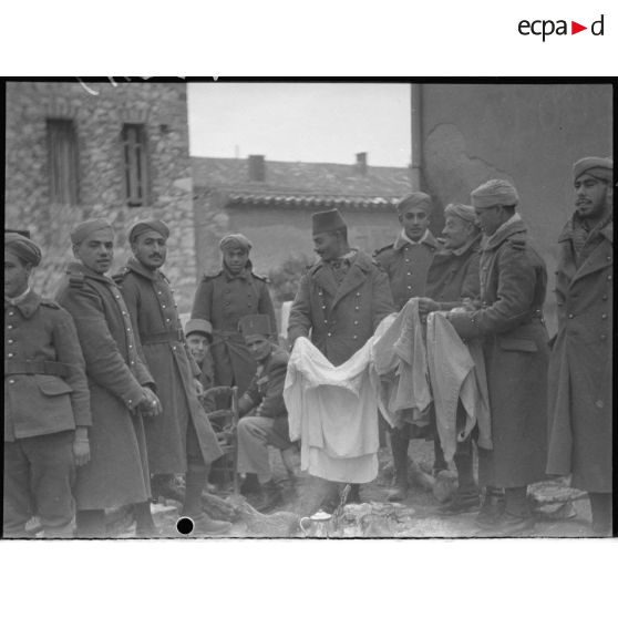 Des tirailleurs de la 6e armée sont photographiés près d'un feu de camp.